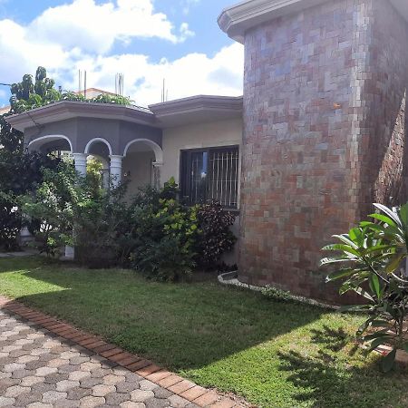Cardamon Villa Is A 2 Bedroom With 1 Bathroom And Seperate Toilet Detached House With Ac And Swimming Pool , 5 Minutes Walk From Flic En Flac Public Beach Экстерьер фото