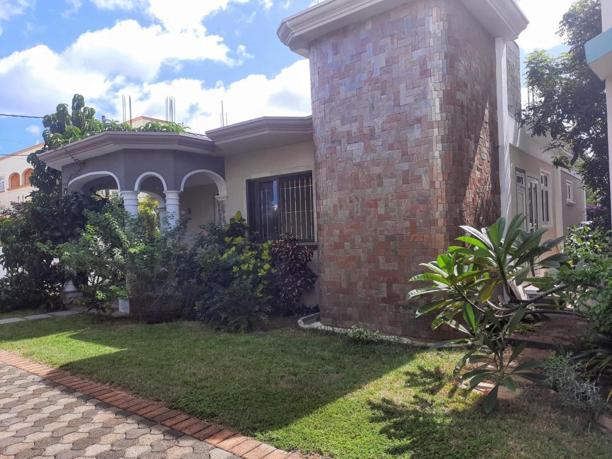 Cardamon Villa Is A 2 Bedroom With 1 Bathroom And Seperate Toilet Detached House With Ac And Swimming Pool , 5 Minutes Walk From Flic En Flac Public Beach Экстерьер фото