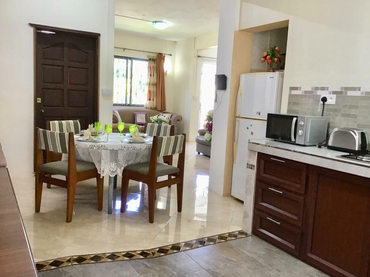 Cardamon Villa Is A 2 Bedroom With 1 Bathroom And Seperate Toilet Detached House With Ac And Swimming Pool , 5 Minutes Walk From Flic En Flac Public Beach Экстерьер фото