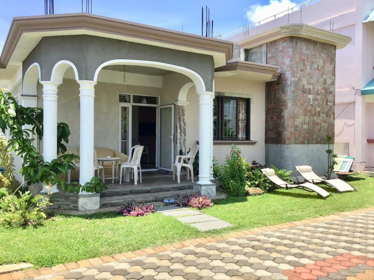 Cardamon Villa Is A 2 Bedroom With 1 Bathroom And Seperate Toilet Detached House With Ac And Swimming Pool , 5 Minutes Walk From Flic En Flac Public Beach Экстерьер фото