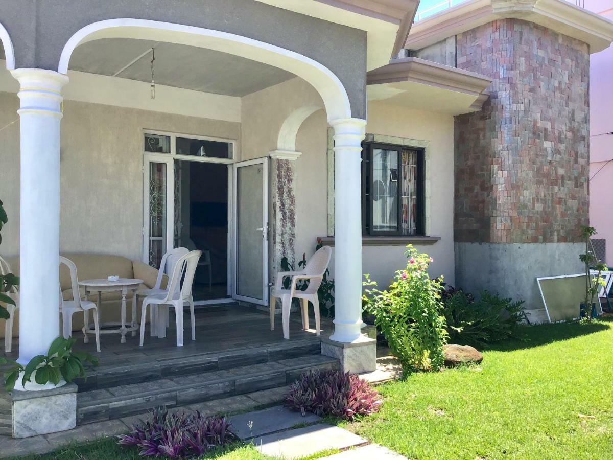 Cardamon Villa Is A 2 Bedroom With 1 Bathroom And Seperate Toilet Detached House With Ac And Swimming Pool , 5 Minutes Walk From Flic En Flac Public Beach Экстерьер фото