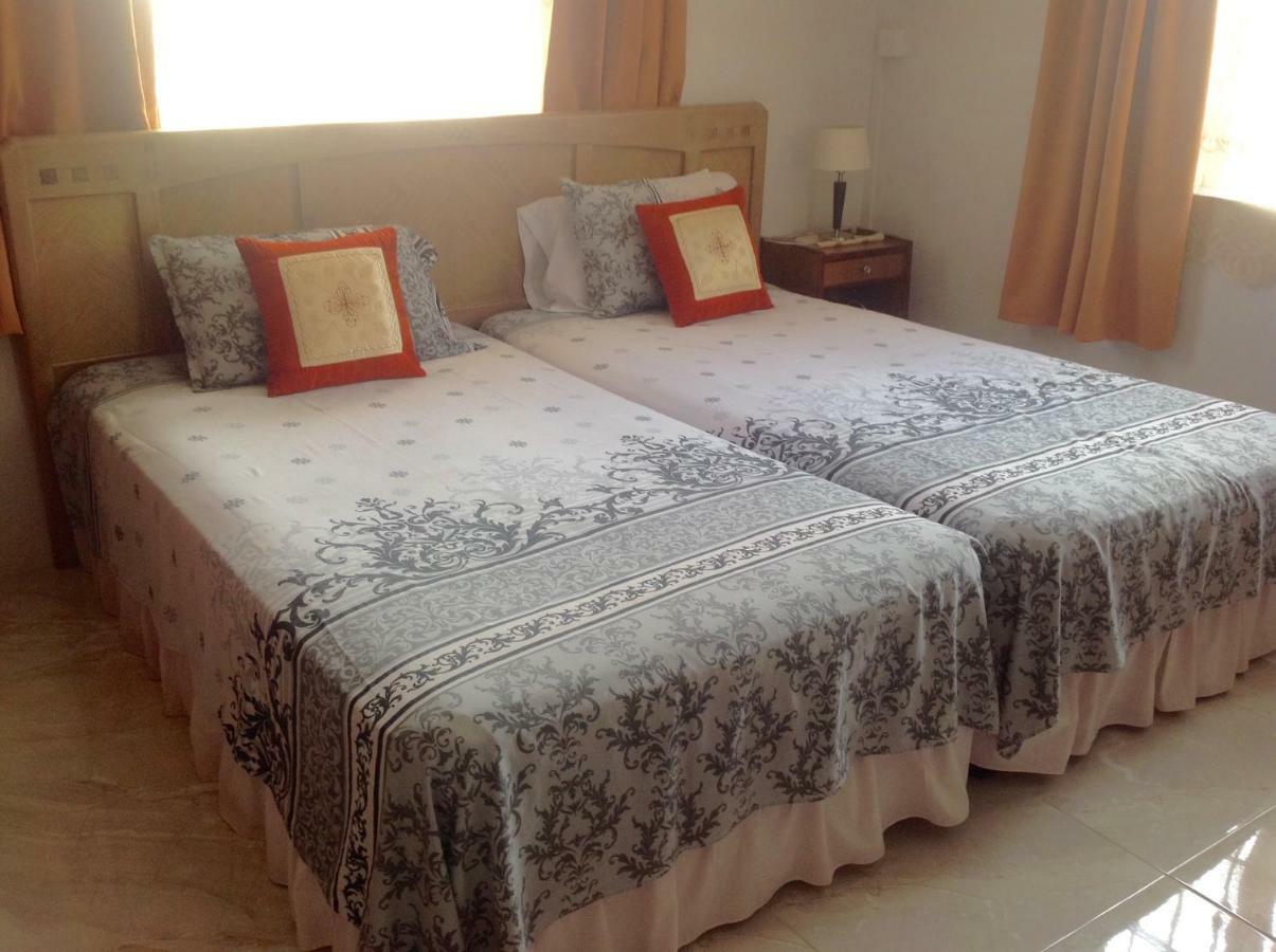 Cardamon Villa Is A 2 Bedroom With 1 Bathroom And Seperate Toilet Detached House With Ac And Swimming Pool , 5 Minutes Walk From Flic En Flac Public Beach Экстерьер фото